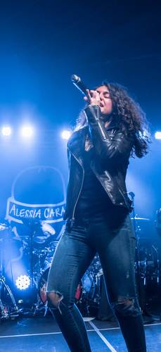 alessia-cara-performing