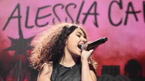 alessia-cara-performing